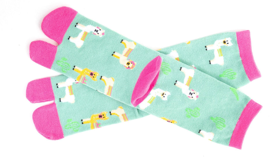 1 Pair - V-Toe Flip Flop Tabi Socks - Green Llamas - Drakoi Marketplace