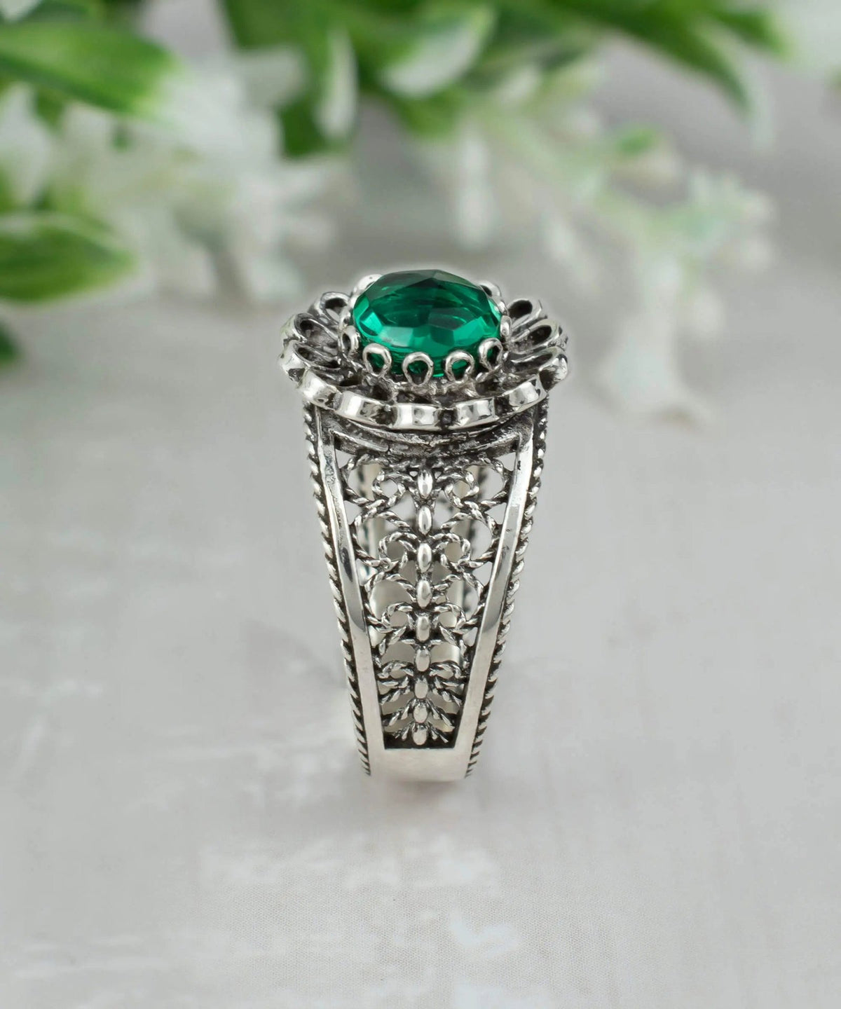 Daisy Figured Emerald Gemstone Filigree Art Women Silver Cocktail Ring - Drakoi Marketplace