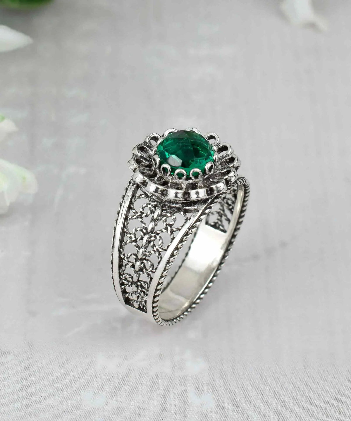 Daisy Figured Emerald Gemstone Filigree Art Women Silver Cocktail Ring - Drakoi Marketplace