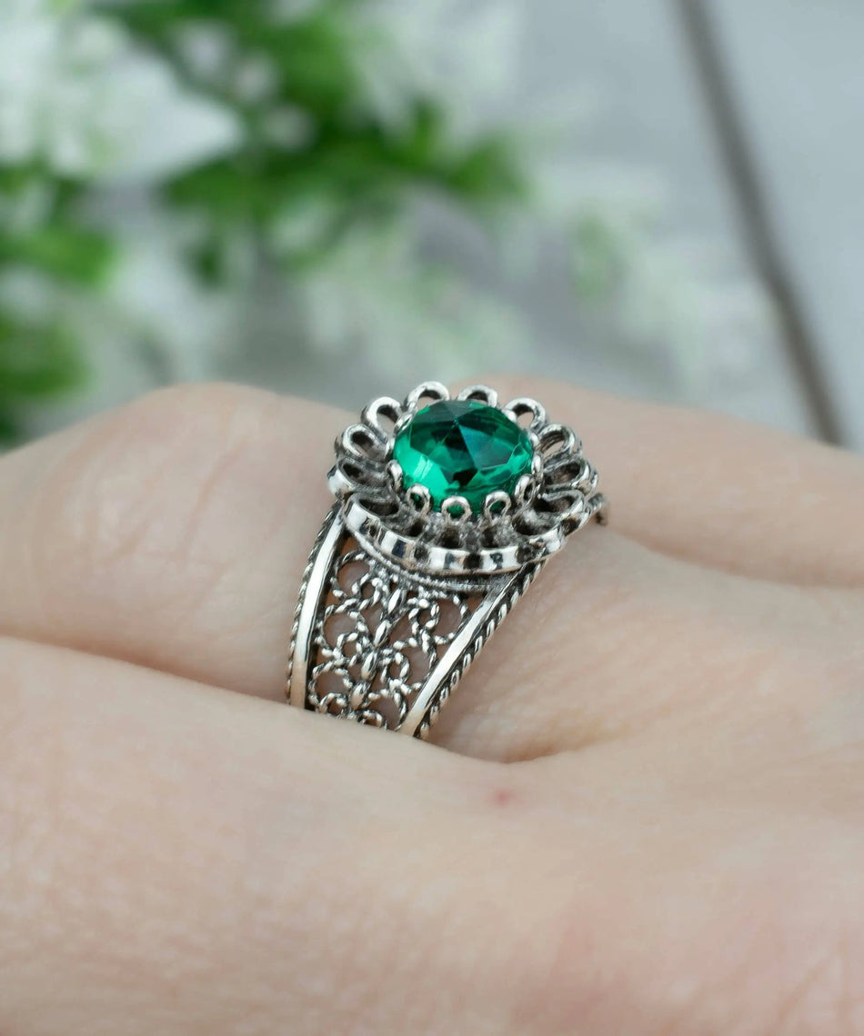 Daisy Figured Emerald Gemstone Filigree Art Women Silver Cocktail Ring - Drakoi Marketplace