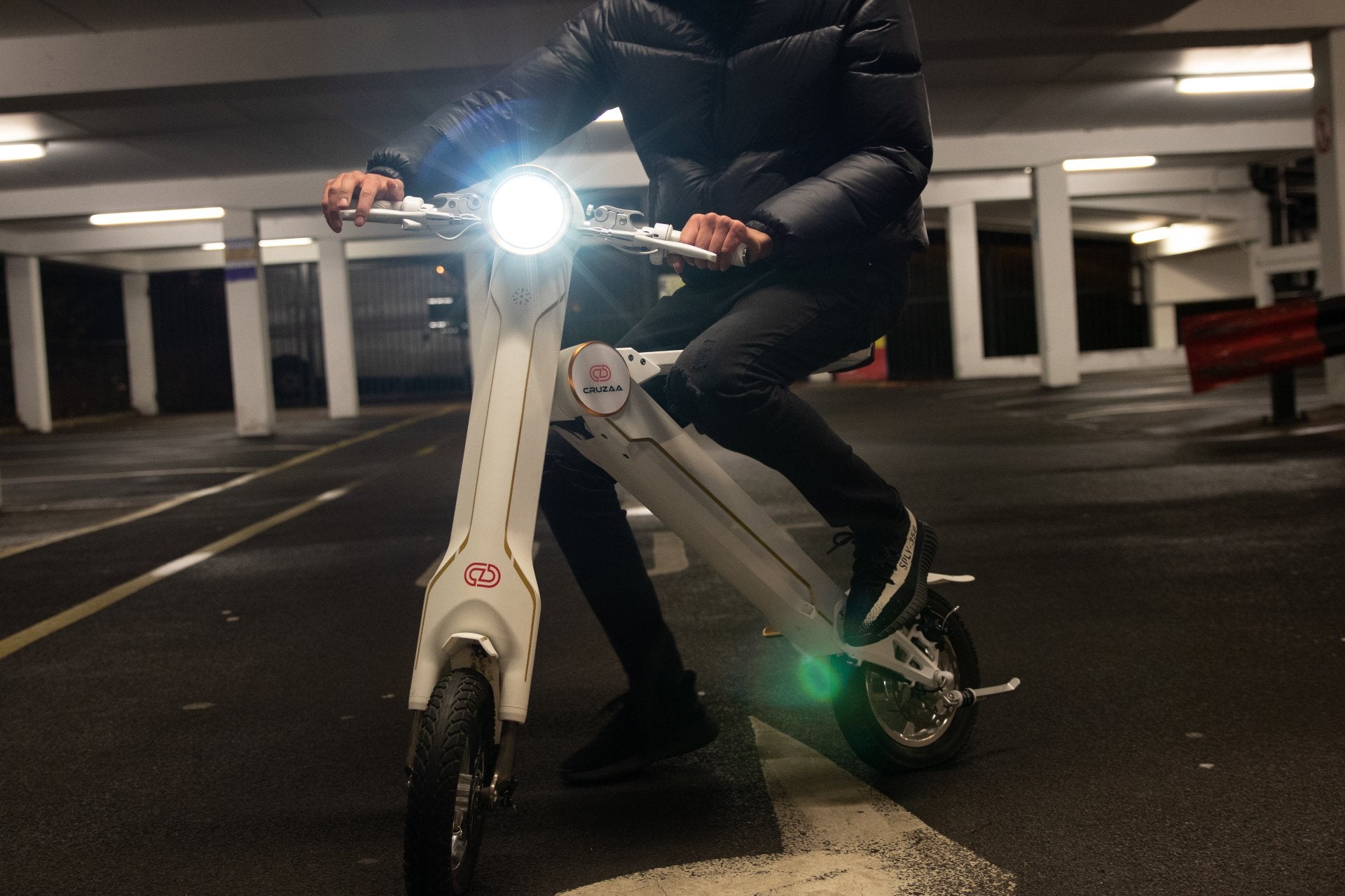 The Cruzaa PRO Electric Scooter - 35km Range & 25kmh Top Speed Cruzaa Built in Bluetooth & Speakers + USB - Racing White - Drakoi Marketplace