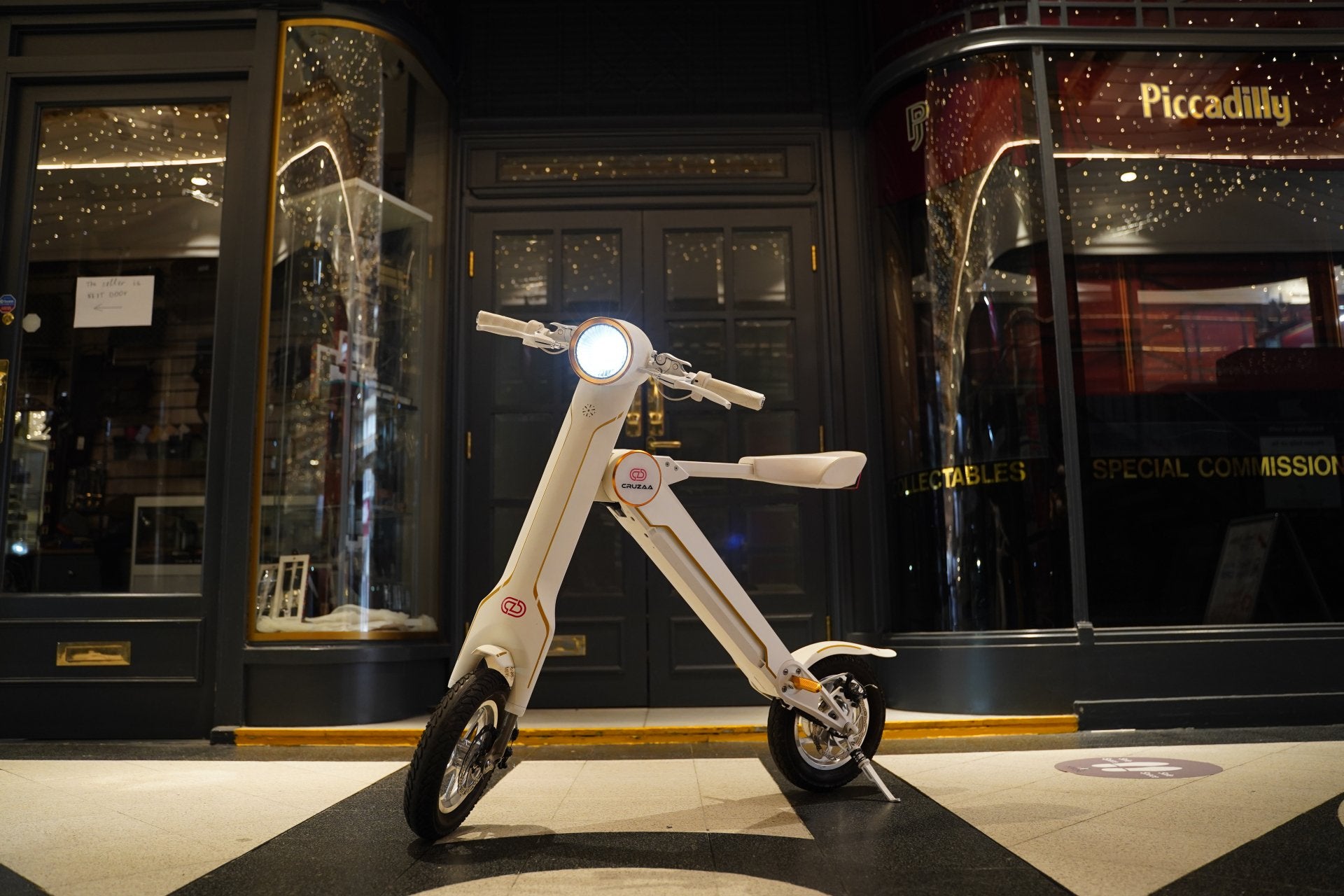 The Cruzaa PRO Electric Scooter - 35km Range & 25kmh Top Speed Cruzaa Built in Bluetooth & Speakers + USB - Racing White - Drakoi Marketplace