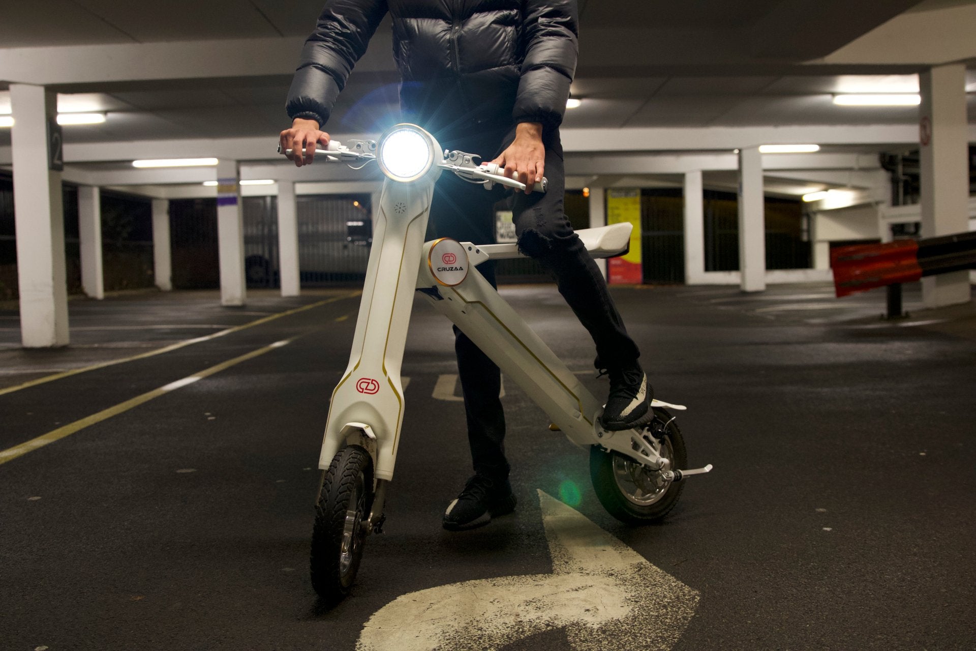 The Cruzaa PRO Electric Scooter - 35km Range & 25kmh Top Speed Cruzaa Built in Bluetooth & Speakers + USB - Racing White - Drakoi Marketplace