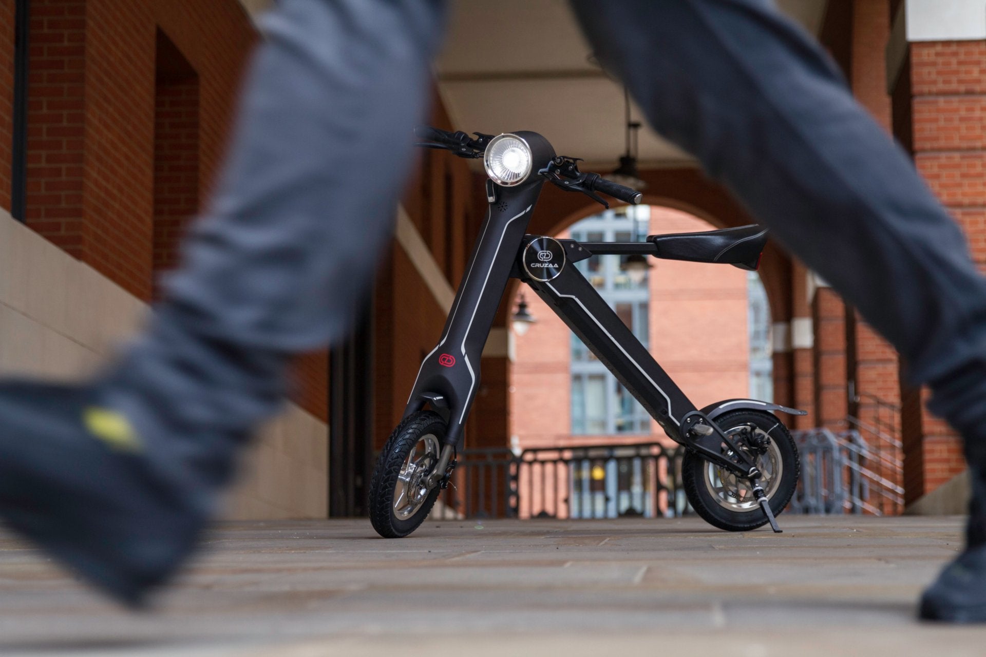 The Cruzaa PRO Electric Scooter - 45km Range & 35kmh Top Speed Cruzaa Built in Bluetooth & Speakers +USB - Carbon Black - Drakoi Marketplace