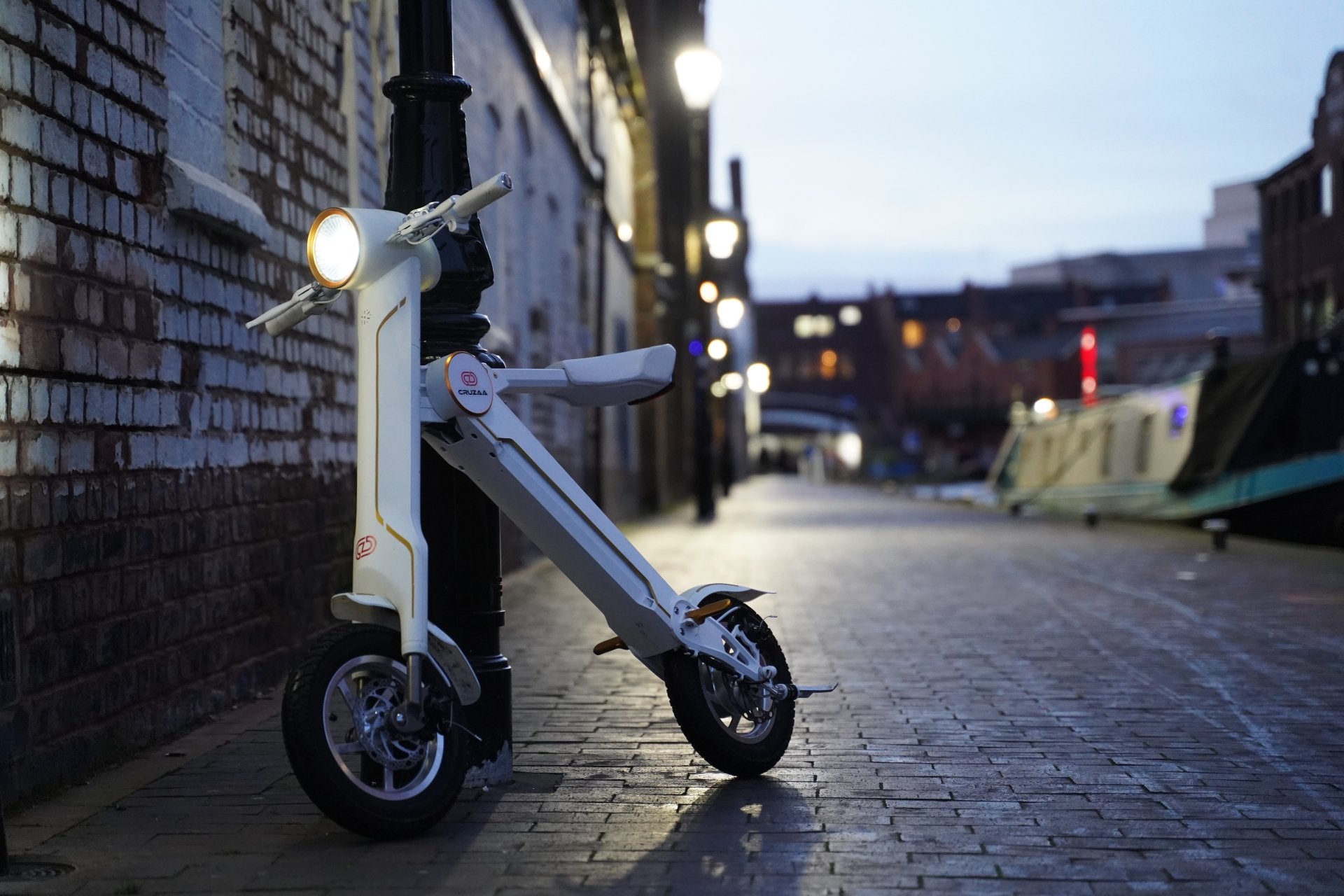 The Cruzaa PRO Electric Scooter - 45km Range & 35kmh Top Speed Cruzaa Built in Bluetooth & Speakers + USB - Racing White - Drakoi Marketplace